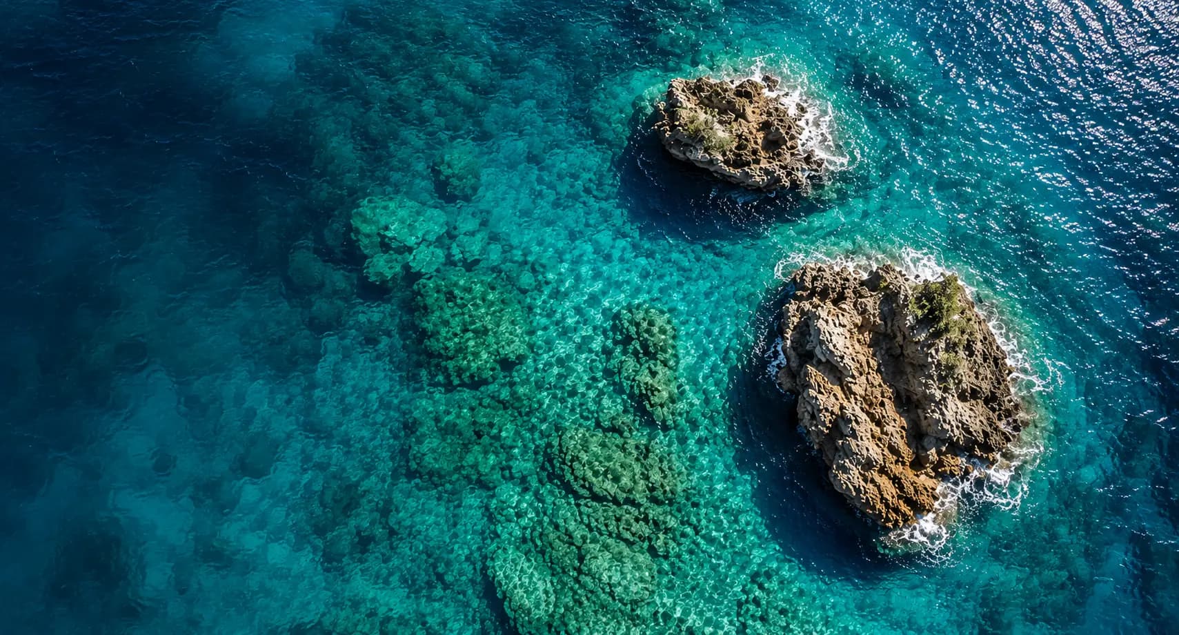 Vista aérea del Mediterráneo con agua turquesa y formaciones rocosas