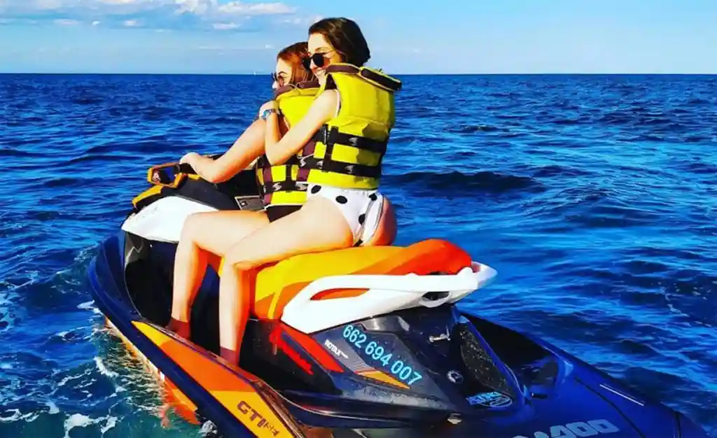 Grupo disfrutando una moto de agua en Valencia