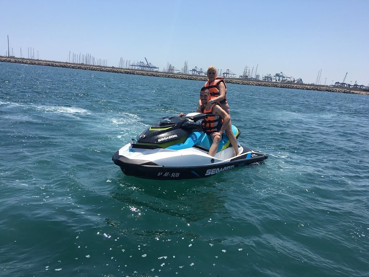 Jet skiing for couples in Valencia: a different date idea