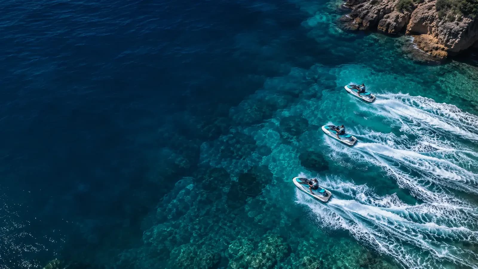 Grupo de motos de agua recorriendo el Mediterráneo